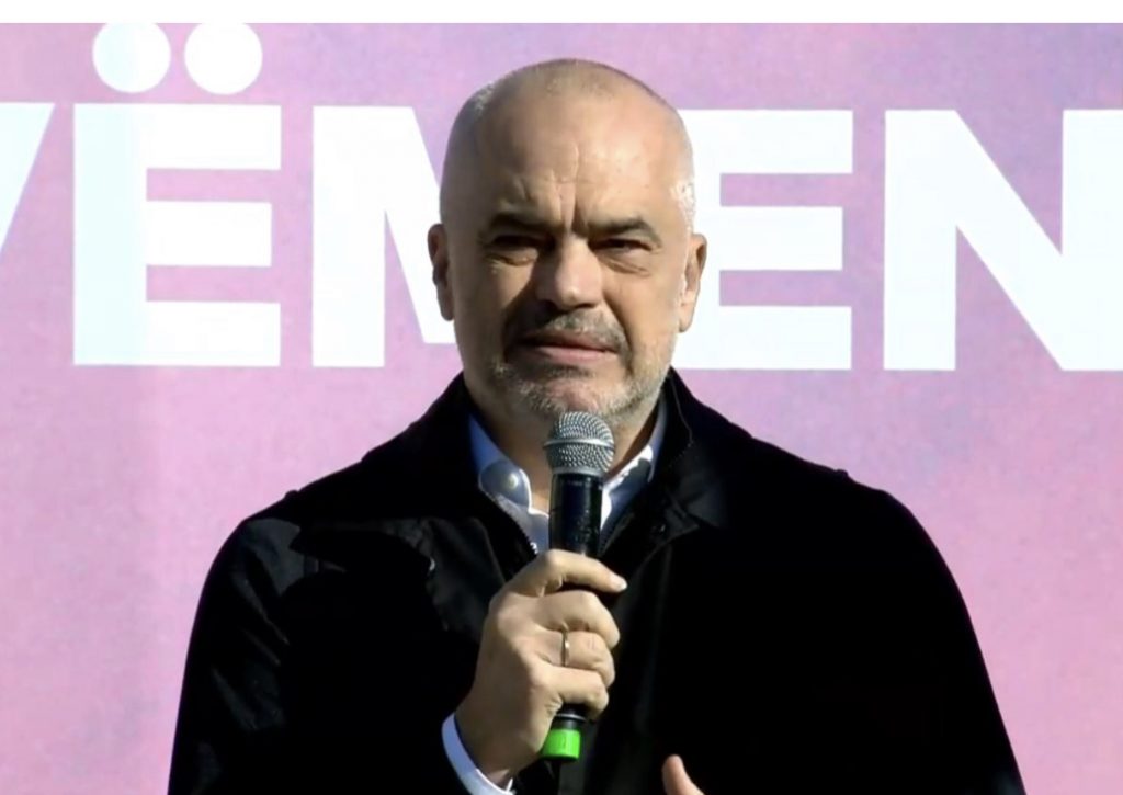 VIDEO/Rama pritet me protesta edhe në Berat
