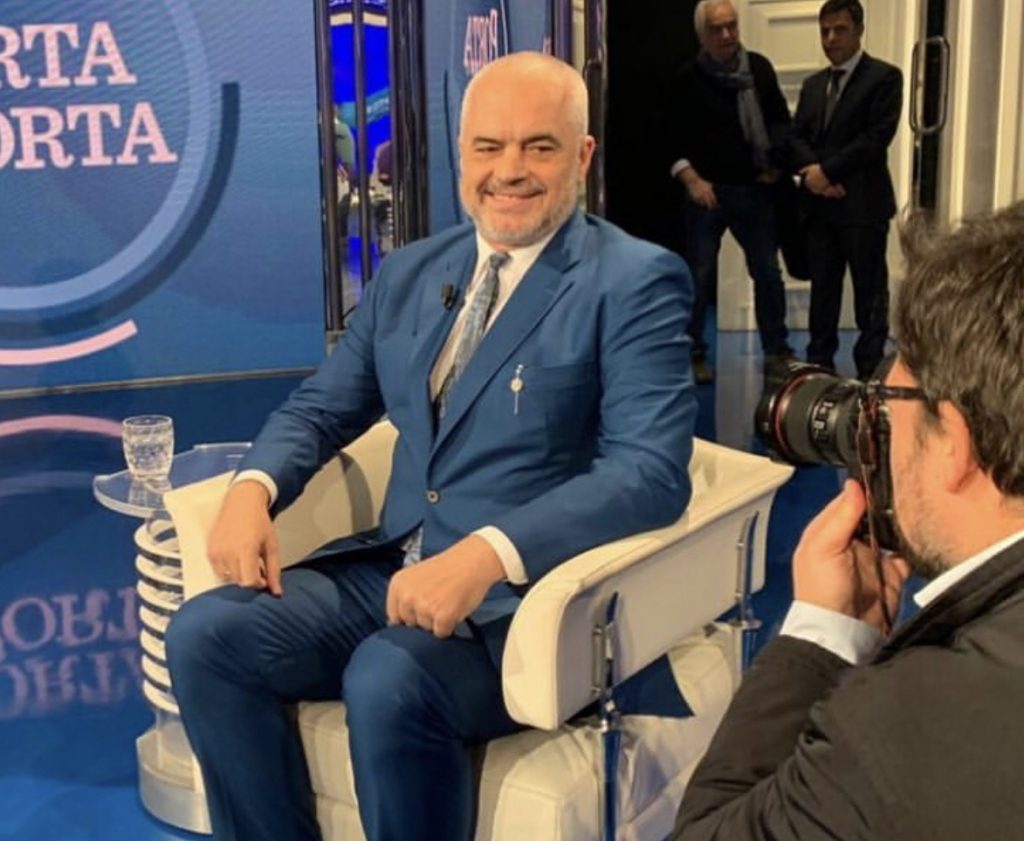 FOTO/ ‘Don Corleone albanese’, shqiptarët e Italisë lumë komentesh negative për  Ramën para intervistës në RAI