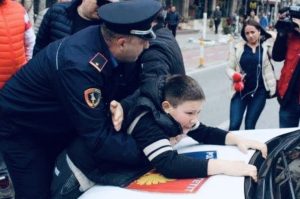 2 FËMIJËT QË E MUNDËN PUSHTETIN POLICOR