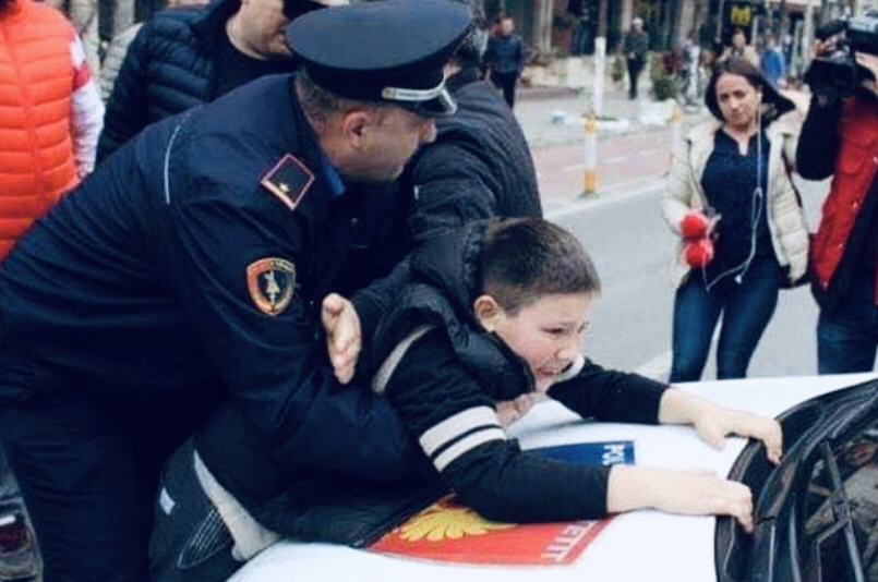 2 FËMIJËT QË E MUNDËN PUSHTETIN POLICOR
