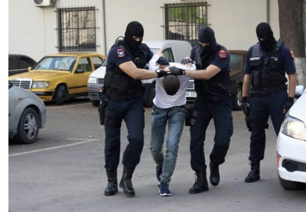 Tentojnë ta grabisin pronarin e ‘Exchange’-it, policia prangos njërin nga grabitësit