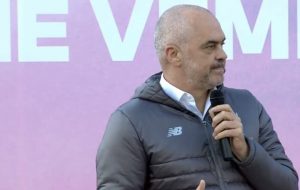 “Mitingu i jetës, i shekullit”-Rama ironi në krah të Dakos me protestat e opozitës: Furtunë në gotë, jo ato që i shihni në tv
