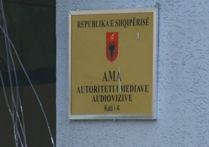 GRUSHTA TE AUTORITETI I MEDIAVE AUDIOVIZIVE, DREJTORI PËRLESHET ME JURISTIN (EMRAT- DETAJE)