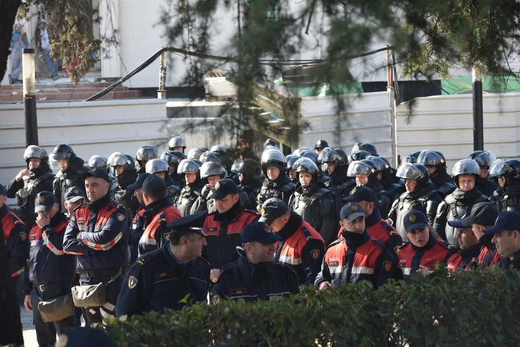Protesta e opozitës/ Policia merr masat, Pedonalja e rrethuar. Deputetëve u është kërkuar që…