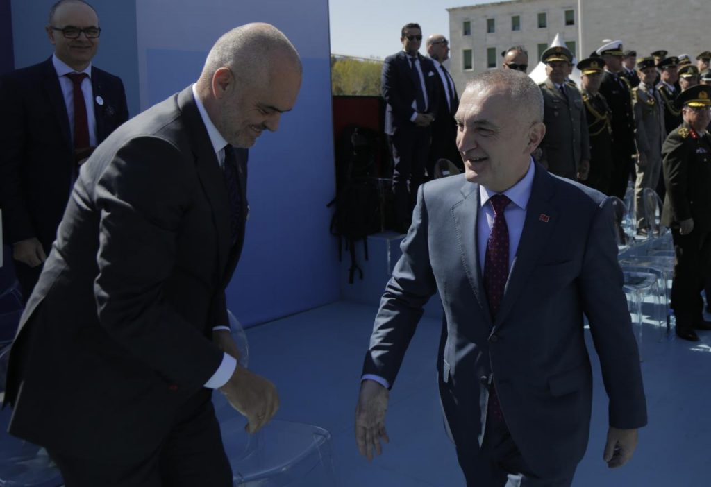 Pas replikave, Rama dhe Meta shtrëngojnë duart “me qetësi dhe dashuri”, çfarë nuk u pa gjatë ceremonisë së NATO-s Mar 29, 2019