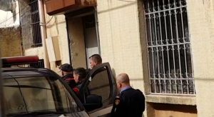 Zbulohet emri i autorit të vrasjes së Nardi Polisë. Gjykata lë në burg tre të dyshuarit