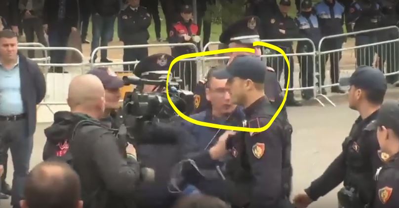 Incidenti, po raportonte live Policia shtyn gazetarin e News24, shoqërohen protestuesit-FOTO
