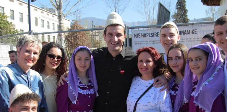 Erion Veliaj i shpëton për mrekulli bojatisjes nga dy të rinj