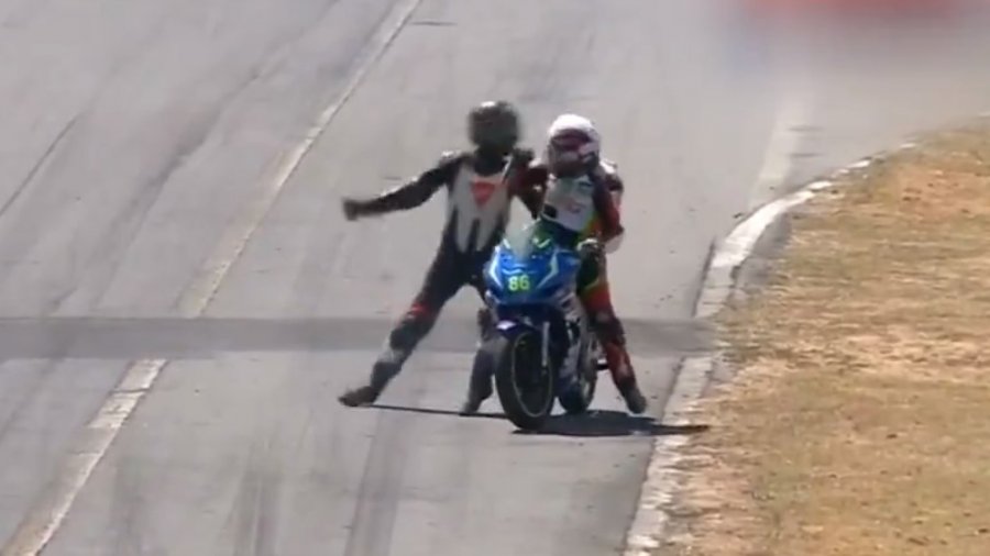 VIDEO e pazakonte/ Kërcet grushti në mes të pistës ndërmjet dy motoçiklistëve