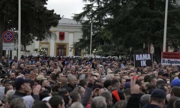 Nesër seancë plenare, opozita del në sheshin para Parlamentit