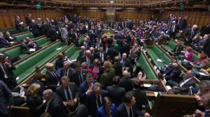 BREX-IT, PARLAMENTI BRITANIK VOTON PRO SHTYRJES SË DATËS PËR DALJEN NGA BE
