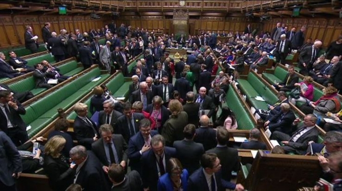 BREX-IT, PARLAMENTI BRITANIK VOTON PRO SHTYRJES SË DATËS PËR DALJEN NGA BE
