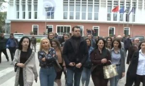 Basha niset nga PD drejt protestuesve tek parlamenti