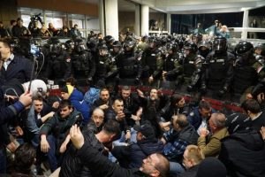VIDEO/ Në Beograd, protestuesit e opozitës hyjnë në Radio-Televizionin e Serbisë