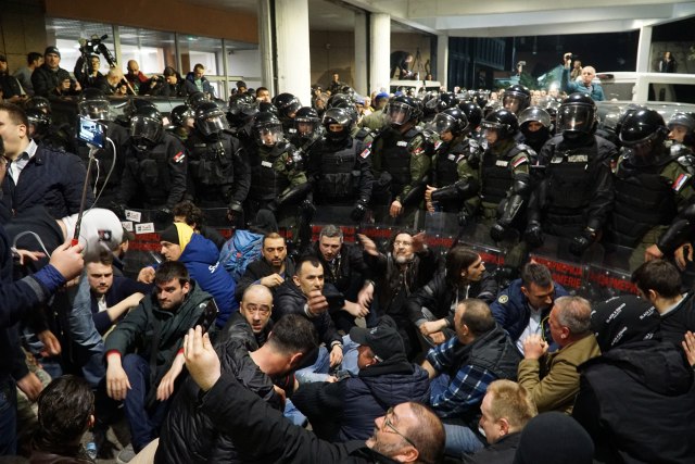 VIDEO/ Në Beograd, protestuesit e opozitës hyjnë në Radio-Televizionin e Serbisë