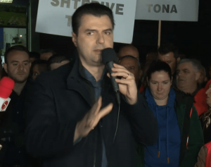 Basha nga protesta e ‘Astirit’: Edi Rama, je i paligjshëm! Sot vendosin qytetarët