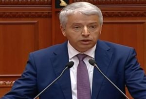 LLESHAJ FLET PËR NDRYSHIMET E VETTINGUT NË POLICI, POR SHIKONI SI REAGON PARAARDHËSI I TIJ XHAFAJ