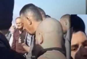 VIDEO/ Me pranga në duar , Asmer Bilali takon të afërmit