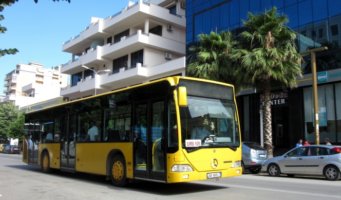 SHTRENJTOHET BILETA E AUTOBUSIT NË DURRËS, QYTETARËT NUK JANË NË DJENI