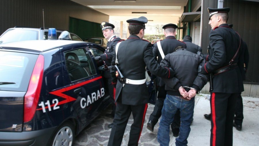 Drogë dhe mijëra euro në shtëpi, arrestohen dy shqiptarë në Itali