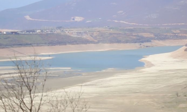 Nuk mbahet mend kur ka rënë shi… Liqeni i Fierzës drejt tharjes