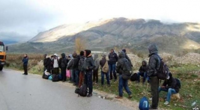 KAPEN 3 FAMILJE ME EMIGRANTË TË PALIGJSHËM NË KAPSHTICË, MES TYRE NJË FËMIJË 3-MUAJSH