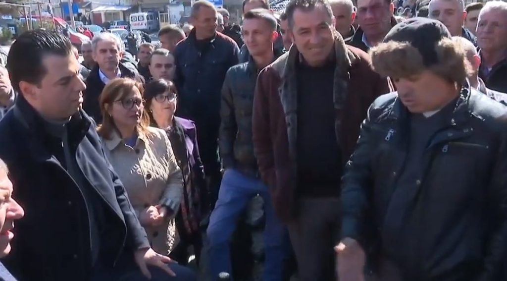 DIBRANI IA DERDH MOLLËT PARA KËMBËVE BASHËS,: MERRI ME VETE T’IA HEDHIM NË SURRAT RAMËS