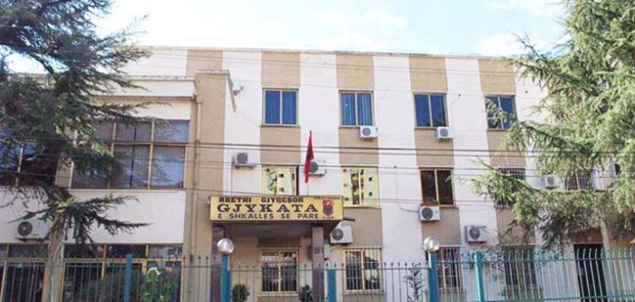 GRABITËN ME DHUNË BANESËN NË MALLAKASTËR, LIHEN NË BURG DY AUTORËT (EMRAT)