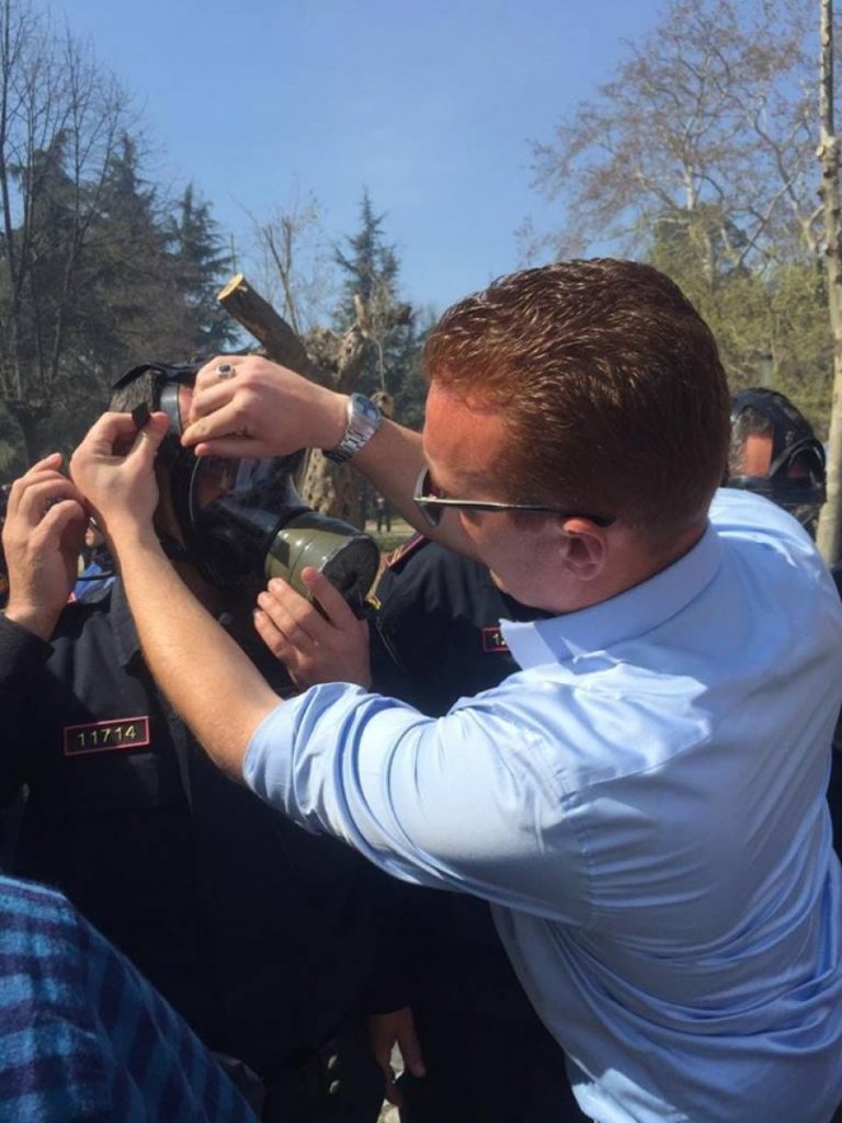 Kryetari i FRPD ndihmon policin që të mos helmohet me gaz nga kolegët