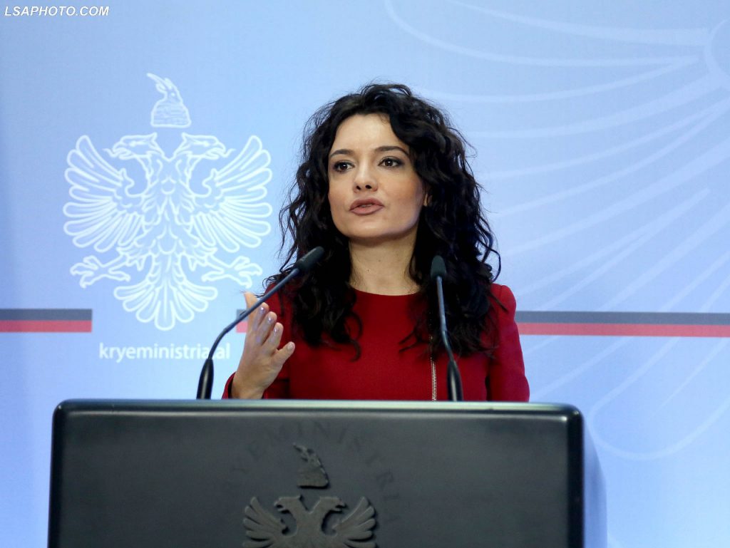 “Basha gënjen si derri i knaqun”, ministrja reagon për kreun e PD: Është koha të përgjigjesh për…