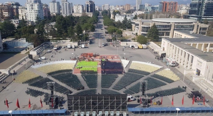 GATI SKENOGRAFIA PËR KONGRESIN E PS, MIJËRA KARRIGE NË SHESHIN “NËNË TEREZA” (FOTO)