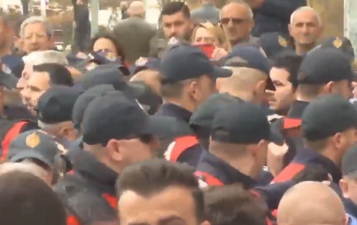 NIS ME TENSIONE PROTESTA E OPOZITËS, BANORËT E ASTIRIT PËRPLASEN ME POLICINË