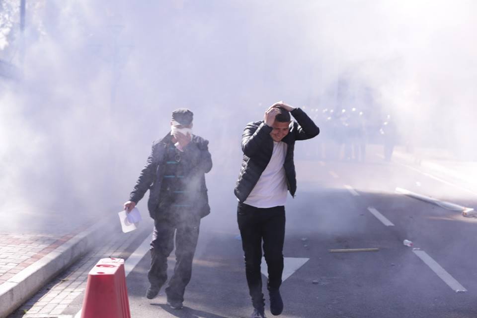 “Reuters” pasqyron protestën e opozitës: Policia shpërndan protestuesit me gaz lotsjellës e ujë, Rama flet nga…