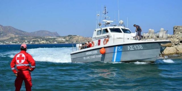 Fundoset një anije me migrantë në Greqi