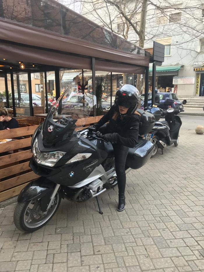 GRIDA DUMA, MOTORISTJA MË E RE NË KRYEQYTET! TËRHEQ VËMENDJEN E TË GJITHËVE (FOTOT)