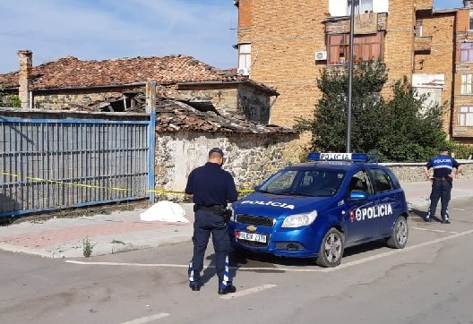 Po dërgonte çantën me para në bankë, dy persona tentojnë ta grabisin, godasin me levë punonjësin e ‘Exchange’-it