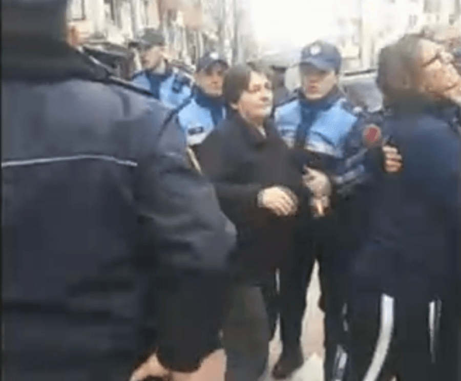 Shkojnë tu prishin banesat, banorët përplasen me policinë: Ku ta çoj unë fëmijën tim….