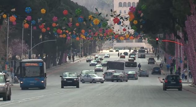 Moti shtyn Ditën e Verës! Në Tiranë festimet të dielën, në 17 mars, priten ulje temperaturash dhe shi