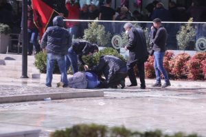 VIDEO/ Skena të pështira dhune ndaj një të moshuari pa ndjenja