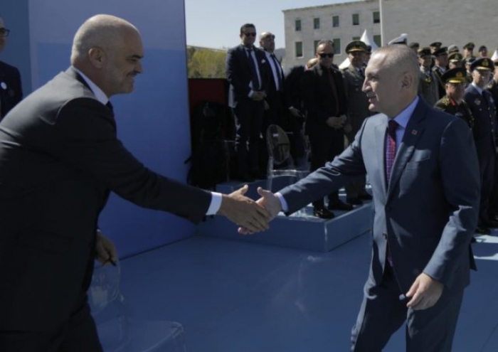 FOTO/PARA KAMERAVE, RAMA E META BUZAGAZ