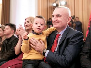 Presidenti Meta e nis ditën me një  apel (FOTO)