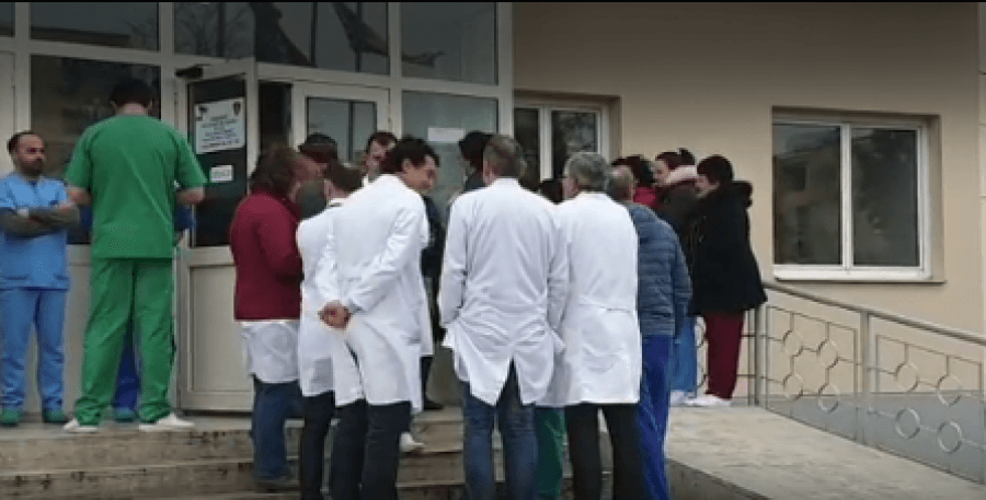 Mjekët në protestë, kundër dhunës ndaj bluzave te bardha