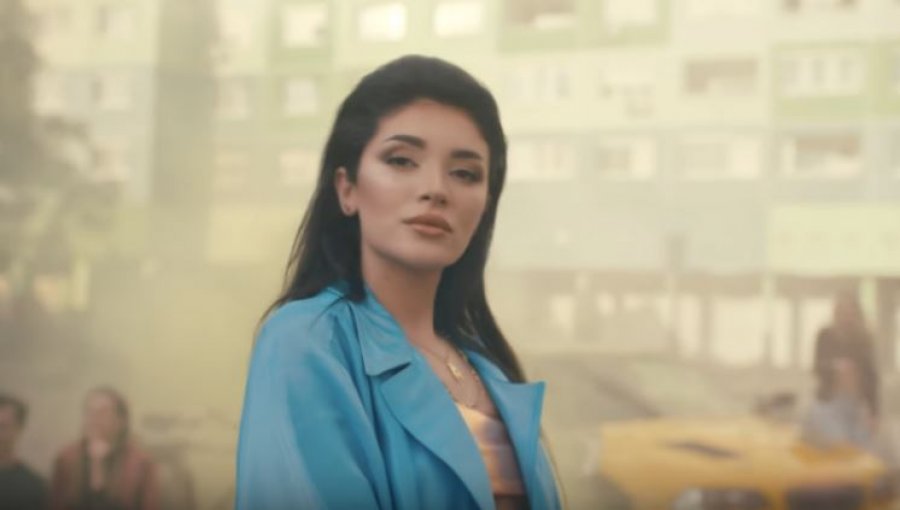 FOTO/ Era Istrefi joshëse në setin e ri të saj