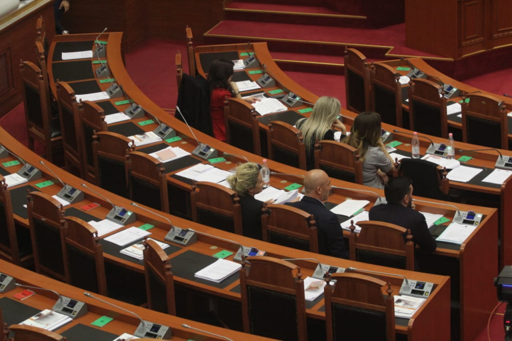 “Opozita e re” në Kuvend voton pro të gjitha projektligjeve të qeverisë