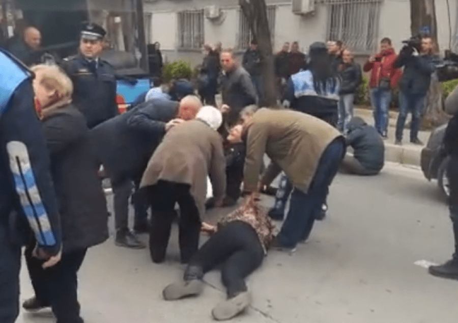 VIDEO/ Pamje të rënda, iu prishet banesa, familjarët humbin ndjenjat, shtrihen në rrugë…