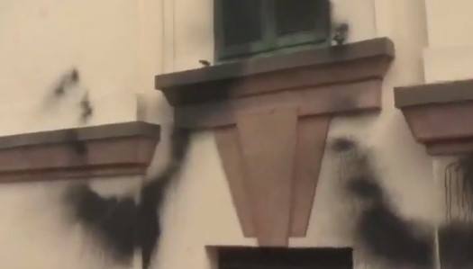 PROTESTUESIT NJOLLOSIN ME BOJË MURIN E MINISTRISË SË BRENDSHME (FOTOT)