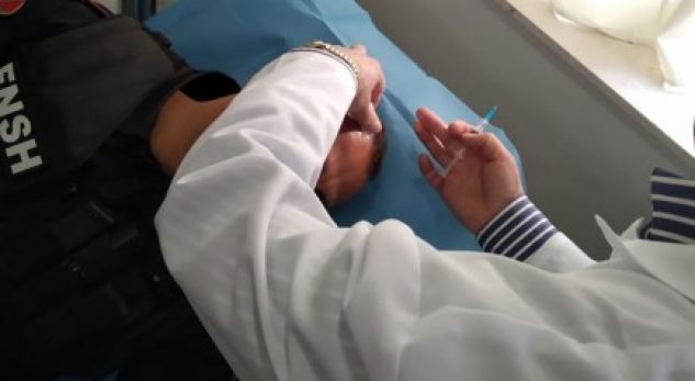 Goditi me gur në kokë policin. Arrestohet autori, punonjës i Bashkisë së Mallakastrës