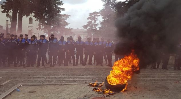 U arrestuan për protestën para parlamentit, lirohen nga gjykata