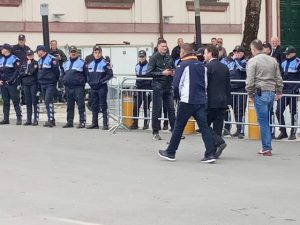 Deputeti i emëruar shkon me trup roja nw parlament