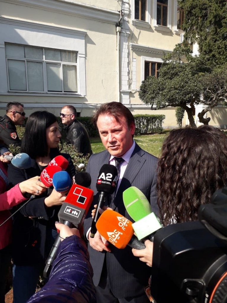FOTO/ Flet pas sulmit deputeti i ri i LSI-së: Mund ta merrni me mend mirë se kush e ka bërë